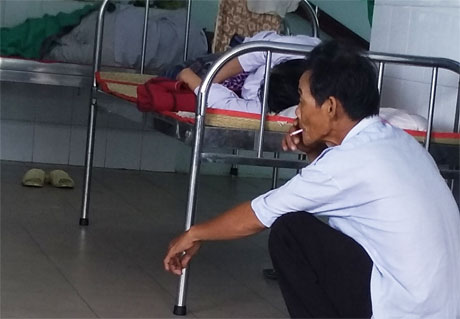 Thuốc lá là nguyên nhân hàng đầu dẫn đến COPD. Trong ảnh, người dân vô tư hút thuốc lá trong bệnh viện.