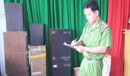 Công an Châu Thành kiểm tra hàng hóa.