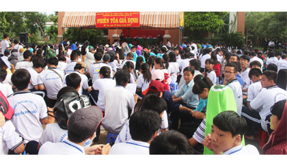 Đông đảo đoàn viên, thanh niên, học sinh theo dõi phiên tòa xét xử.