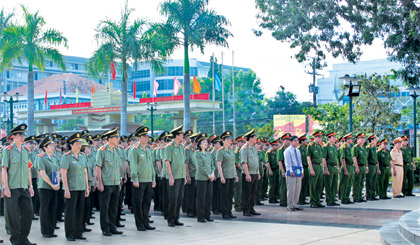 Cán bộ, chiến sĩ Công an tỉnh dự lễ phát động.