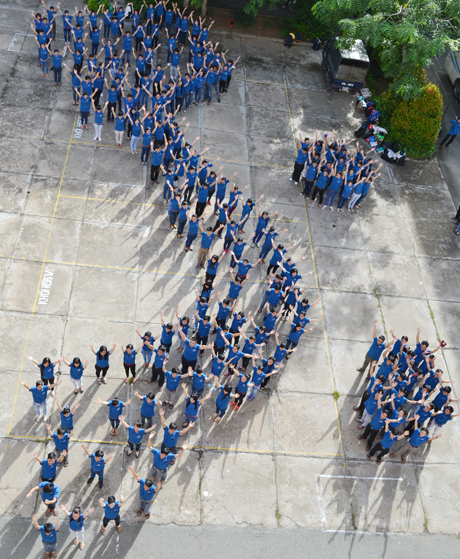 Sinh viên Trường Đại học Tiền Giang xếp hình bản đồ Việt Nam. Ảnh: Vĩnh Sơn