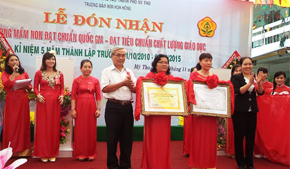 Ông Đoàn Văn Chính, Chánh Thanh tra Sở Giáo dục - Đào tạo và bà Nguyễn Thị Lan, Phó Bí thư Thành ủy Mỹ Tho trao Bằng công nhận cho Ban Giám hiệu Trường Mầm non Hoa Hồng.