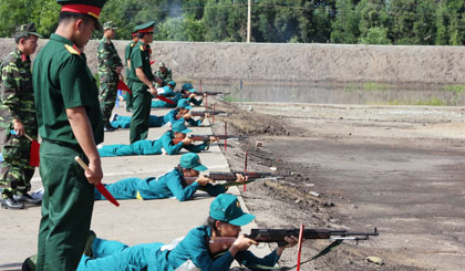 Kiểm tra DQTV bắn đạn thật. Ảnh: LÊ TIỄN