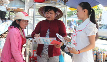 Các thành viên trong CLB tuyên truyền kiến thức về ATGT đến người dân trong xã.
