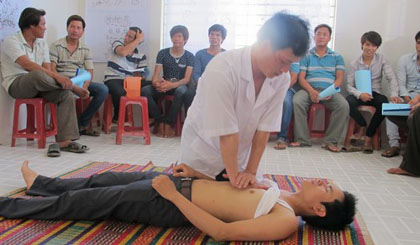 Sơ cứu ép tim trong trường hợp nạn nhân có biểu hiện ngừng tim. Ảnh minh họa: N.P.