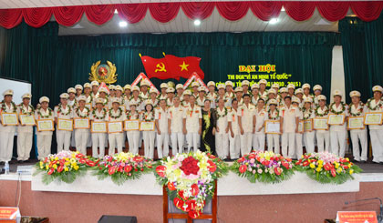 51 tập thể và cá nhân được tuyên dương, khen thưởng tại Đại hội thi đua “Vì ANTQ” CATG (2010 - 2015). Ảnh: ĐẶNG THANH