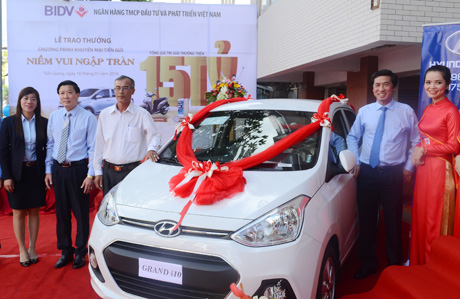 Trao xe cho khách hàng trúng thưởng.