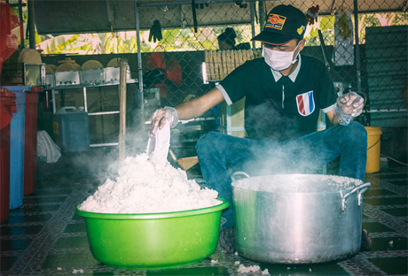 Cơm nấu phải đạt độ chín vừa, hạt rời, tơi, xốp.