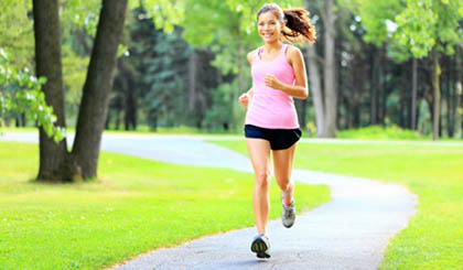 Đi bộ là môn thể dục nhẹ nhàng mang lại nhiều lợi ích nên được hầu hết người dân lựa chọn tập luyện. (ảnh:KT)