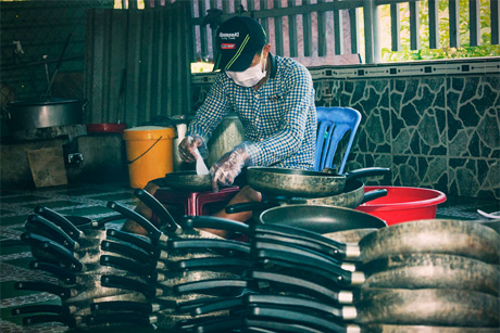 Công đoạn ép khuôn.