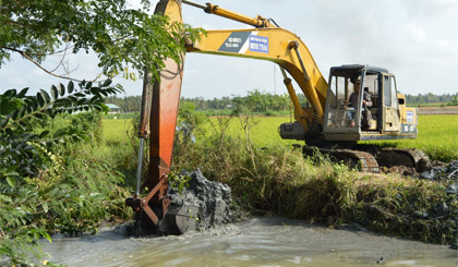 Thời gian qua, nhiều địa phương đã tiến hành nạo vét kinh, mương để tăng khả năng tích trữ nước phục vụ sản xuất lúa đông xuân 2015 - 2016 ở Dự án Ngọt hóa Gò Công.