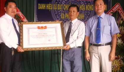 Ông Nguyễn Văn Vững, Phó Chủ tịch UBND TP. Mỹ Tho trao Bằng công nhận “Xã đạt chuẩn Văn hóa nông thôn mới” cho đại diện lãnh đạo xã Phước Thạnh.