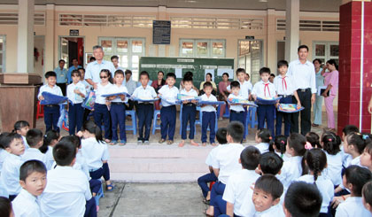 Tặng quà cho học sinh vượt khó học tốt của trường.