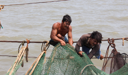 Nghề “bạn đáy” luôn phải làm việc vất vả và nguy hiểm.