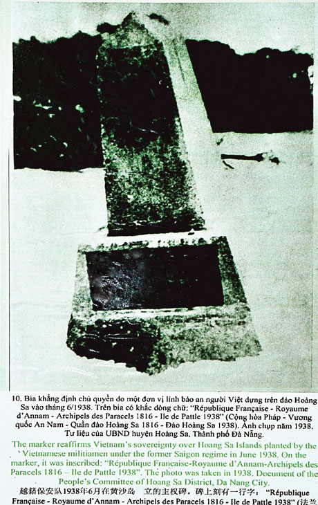 Bia khẳng định chủ quyền do một đơn vị lính bảo an người Việt dựng trên đảo Hoàng Sa vào tháng 6-1938. Trên bia có khắc dòng chữ: “République Francaise-Royaume d’Ananam-Arechipcis Paracels 1816-Ile de Pattle 1938” (Cộng hòa Pháp -Vương quốc An Nam - Quần đảo Hoàng Sa 1816 - Đảo Hoàng Sa 1938). Ảnh chụp năm 1938. Tư liệu của UBND huyện Hoàng Sa, TP. Đà Nẵng.