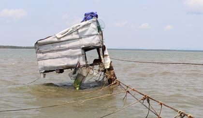 Căn chòi của “bạn đáy” nằm chơi vơi trên đầu ngọn sóng.