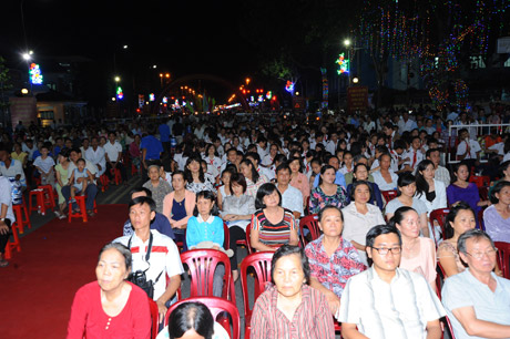 Đông đảo người dân tham dự lễ.