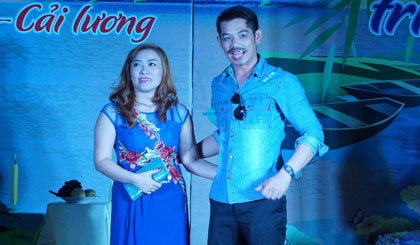 Minh Đạt và Thu Thuyền trong ca cảnh cải lương “Kẻ buôn tình”