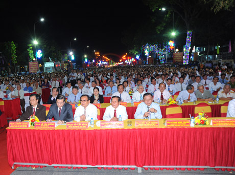 Lãnh đạo tỉnh và đông đảo nhân dân TP. Mỹ Tho đến dự lễ.