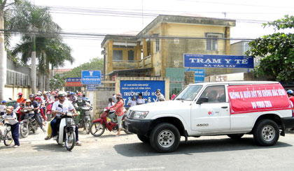 Xe truyền thông lưu động của Trung tâm Truyền thông Giáo dục sức khỏe dùng loa phóng thanh phát tuyên truyền về phòng, chống bệnh do vi rút Zika tại Trường Tiểu học Tân Tây, huyện Gò Công Đông.