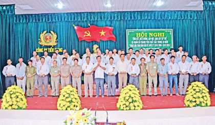 Các cá nhân lập thành tích xuất sắc trong phong trào Toàn dân bảo vệ ANTQ được biểu dương tại Hội nghị Tổng kết 10 năm Ngày hội toàn dân bảo vệ ANTQ (tháng 9-2015). Ảnh: ĐẶNG THANH