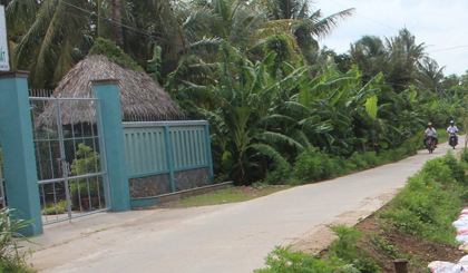 Con đường bê tông ở ấp Phước Thuận, xã Phước Thạnh đưa vào sử dụng, tạo thuận tiện cho người dân trong xã. Ảnh: NGỌC TRUNG