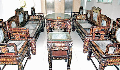 Bộ trường kỷ được đóng sau năm 1975 tại khu nhà làm việc Tỉnh ủy Tiền Giang.