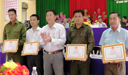 Khen thưởng các tập thể, cá nhân điển hình trong phong trào “Toàn dân bảo vệ an ninh Tổ quốc” ở xã Mỹ Thành Nam.