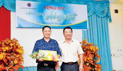 Ông Nguyễn Huỳnh Anh, Chủ tịch Hội Văn học - Nghệ thuật Tiền Giang trao giải Nhất cho tác giả Lê Hải. Ảnh: CAO LẬP ĐỨC