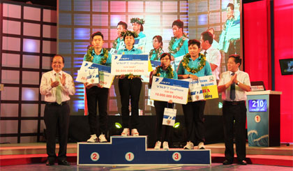 Trao thưởng cho các thí sinh.