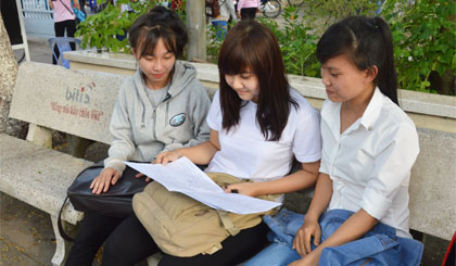 Thí sinh trao đổi sau khi làm bài thi.