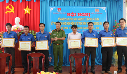 Đại tá Phan Văn Trảng, Phó Giám đốc Công an tỉnh trao Giấy khen.