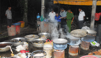Cơ sở giết mổ trái phép bị cơ quan chức năng lập biên bản xử phạt.