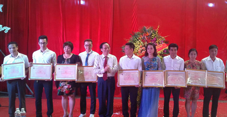 Tặng Bằng khen cho các tổ chức, cá nhân có nhiều đóng góp cho ngành sân khấu Việt Nam. Ảnh: Hoàng Minh