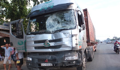 Xe Conatiner hư hỏng nặng.