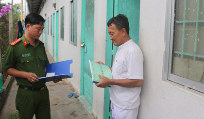 Công an phường 5, TP. Mỹ Tho kiểm tra danh sách thành viên “Tổ sinh viên tự quản về ANTT” tại nhà trọ.
