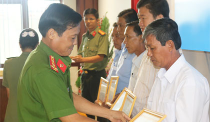 Đại tá Phan Văn Trảng, Phó Giám đốc Công an tỉnh trao tặng Giấy khen cho các tập thể và cá nhân.