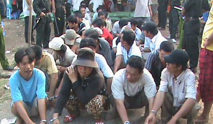 Các đối tượng tham gia đá gà ăn thua bằng tiền bị cơ quan Công an bắt quả tang.