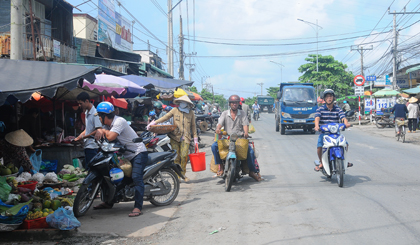 “Điểm nóng” chợ Bình Đức trên ĐT 864 nay đã thông thoáng hơn.