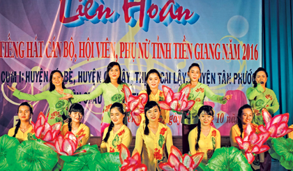 Tiết mục hát múa của đơn vị TX. Cai Lậy.