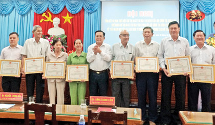 Ông Nguyễn Văn Hồng, Phó Bí thư Thành ủy, Chủ tịch UBND TP. Mỹ Tho trao Giấy khen cho các tập thể, cá nhân có thành tích xuất sắc qua 5 năm thực hiện Chỉ thị 03-CT/TW. Ảnh: NHẤT THI