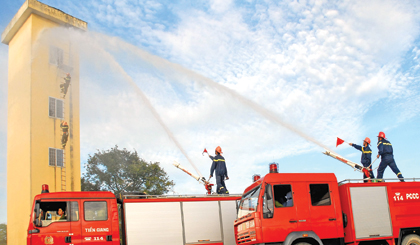 Cán bộ, chiến sĩ Phòng Cảnh sát PCCC và CNCH thực tập các phương án chữa cháy.