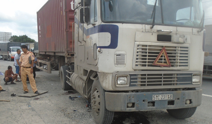 Xe mô tô bị gài dưới lườn xe container.