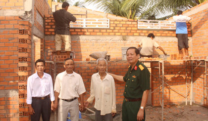 Đại tá Cao Văn Mĩa, Chính ủy Bộ Chỉ huy Quân sự tỉnh thăm gia đình ông Lê Văn A (ngụ ấp Láng Biển, xã Mỹ Phước Tây, TX. Cai Lậy), được Bộ Chỉ huy Quân sự tỉnh hỗ trợ xây dựng nhà “Tình đồng đội”. Ảnh: THANH LÂM