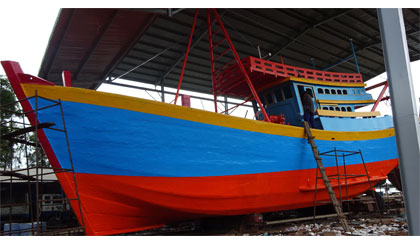 Đóng mới tàu cá tại thị trấn Vàm Láng, huyện Gò Công Đông.