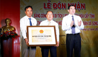 Ông Lê Văn Hưởng, Phó Bí thư Tỉnh ủy, Chủ tịch UBND tỉnh trao Bằng công nhận Di tích lịch sử - văn hóa cấp tỉnh Bia tưởng niệm 8 Dân công tải đạn xã Song Bình. Ảnh: Ngọc Trí