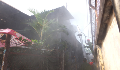 Khu dân cư náo loạn vì đám cháy