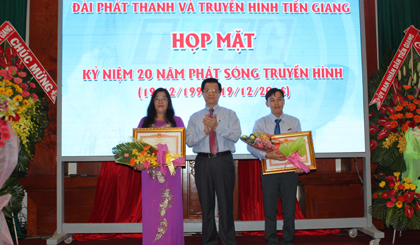 ông Lê Hồng Quang, Ủy viên BCH Trung ương Đảng, Phó Bí thư thường trực Tỉnh ủy trao Bằng khen của Thủ tướng Chính phủ cho 2 cá nhân