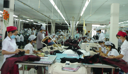 Sản xuất hàng may mặc ở Công ty CP May Sông Tiền, TP. Mỹ Tho. Ảnh:HN