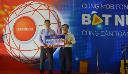 Ông Đặng Quốc Trung, Giám đốc Mobifone Tiền Giang trao suất học bổng cho đại diện lãnh đạo nhà trường.